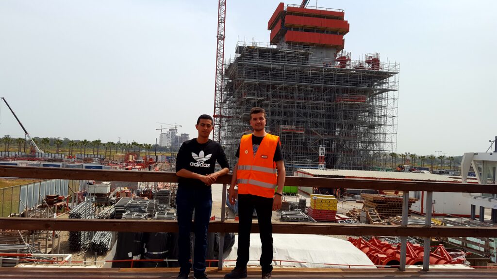 Hammam Akrami et Hamza Kharroubi dans le chantier de construction de la Tour CFC à Casablanca